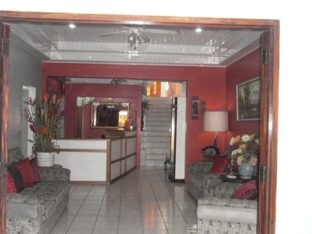 Monique's Guest House Maraval Extérieur photo